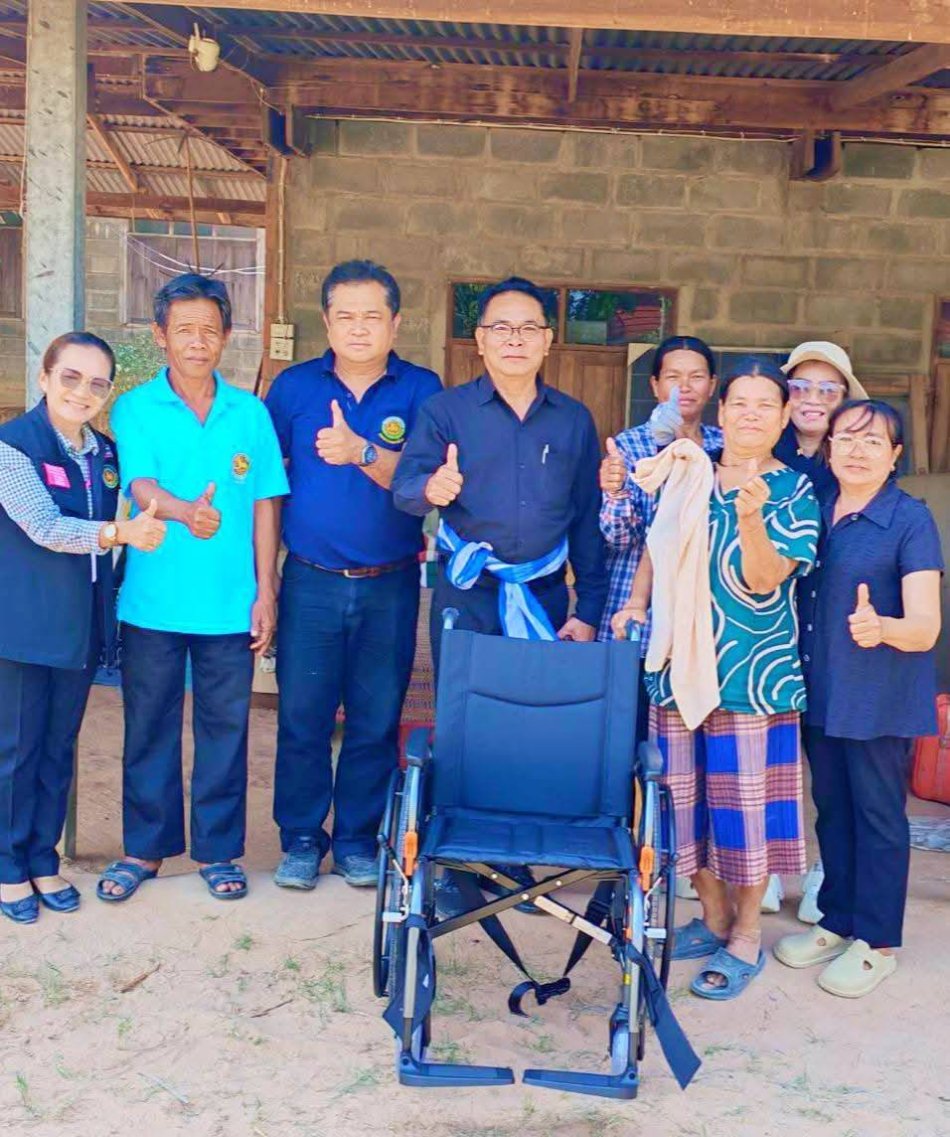 ศูนย์บริการคนพิการตำบลหนองเรือ ลงพื้นที่มอบรถวิลแชร์ให้กับผู้พิการ